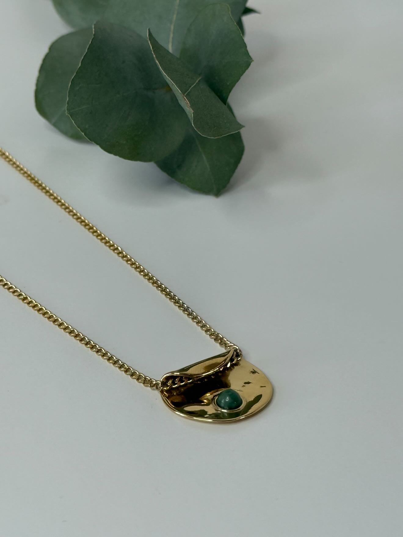 Collier or avec petites perles vertes