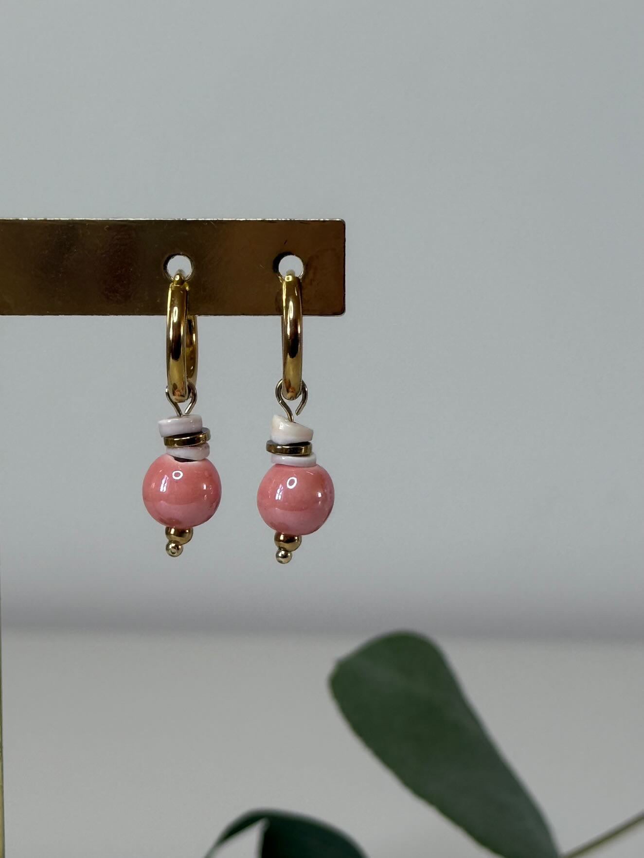 Créoles avec petites perles roses