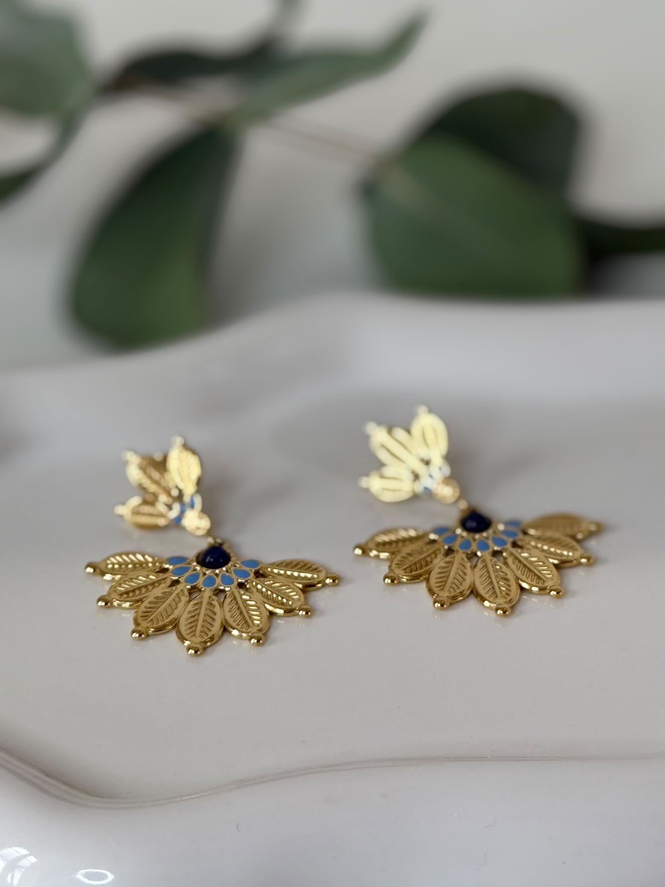 Boucles oreilles pendantes détails bleu