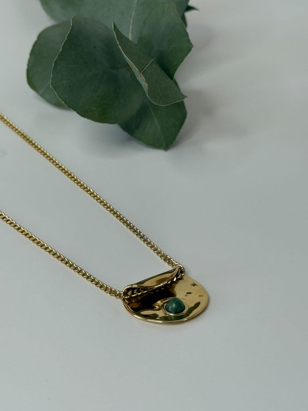 Collier or avec petites perles vertes