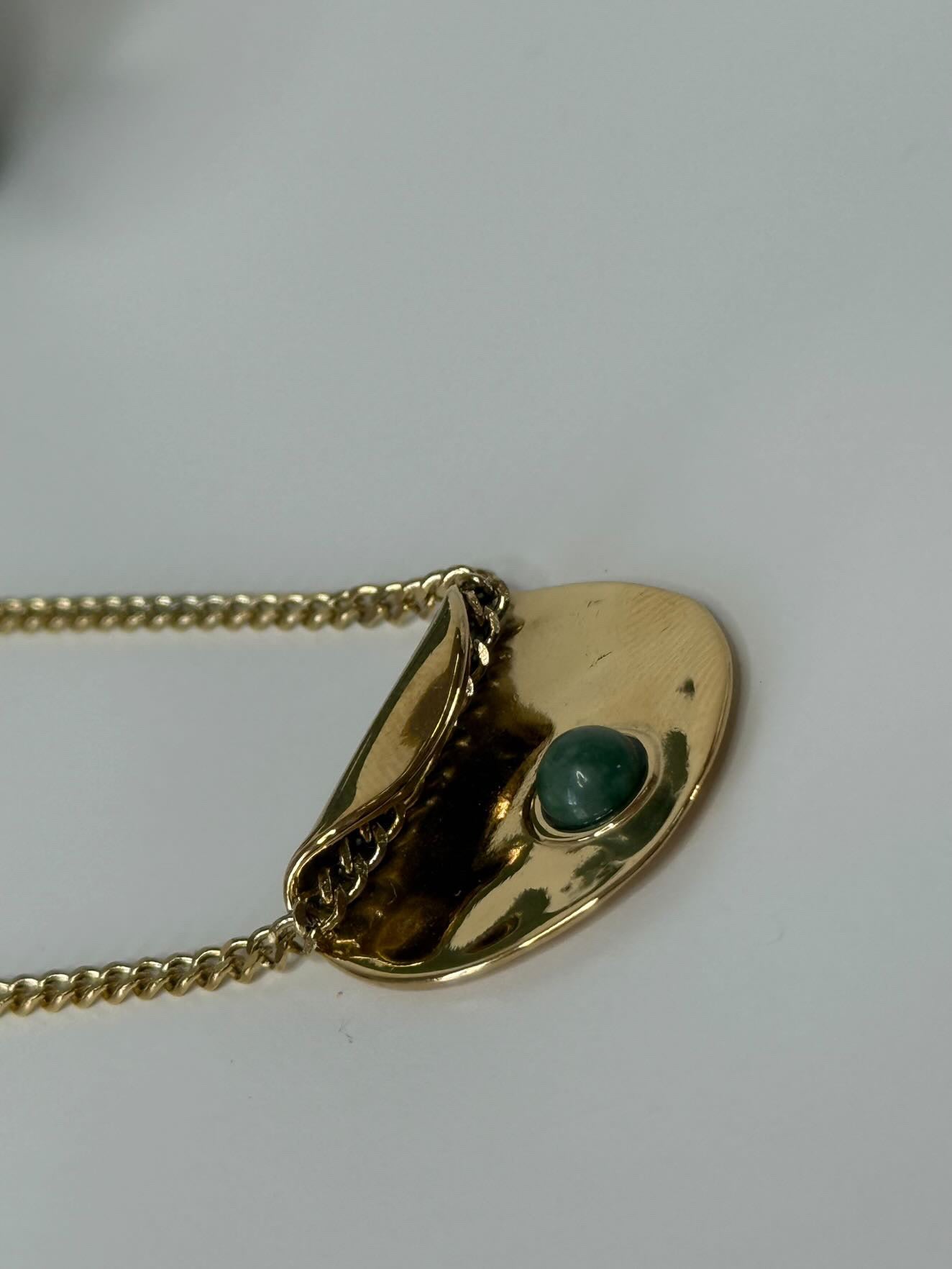 Collier or avec petites perles vertes