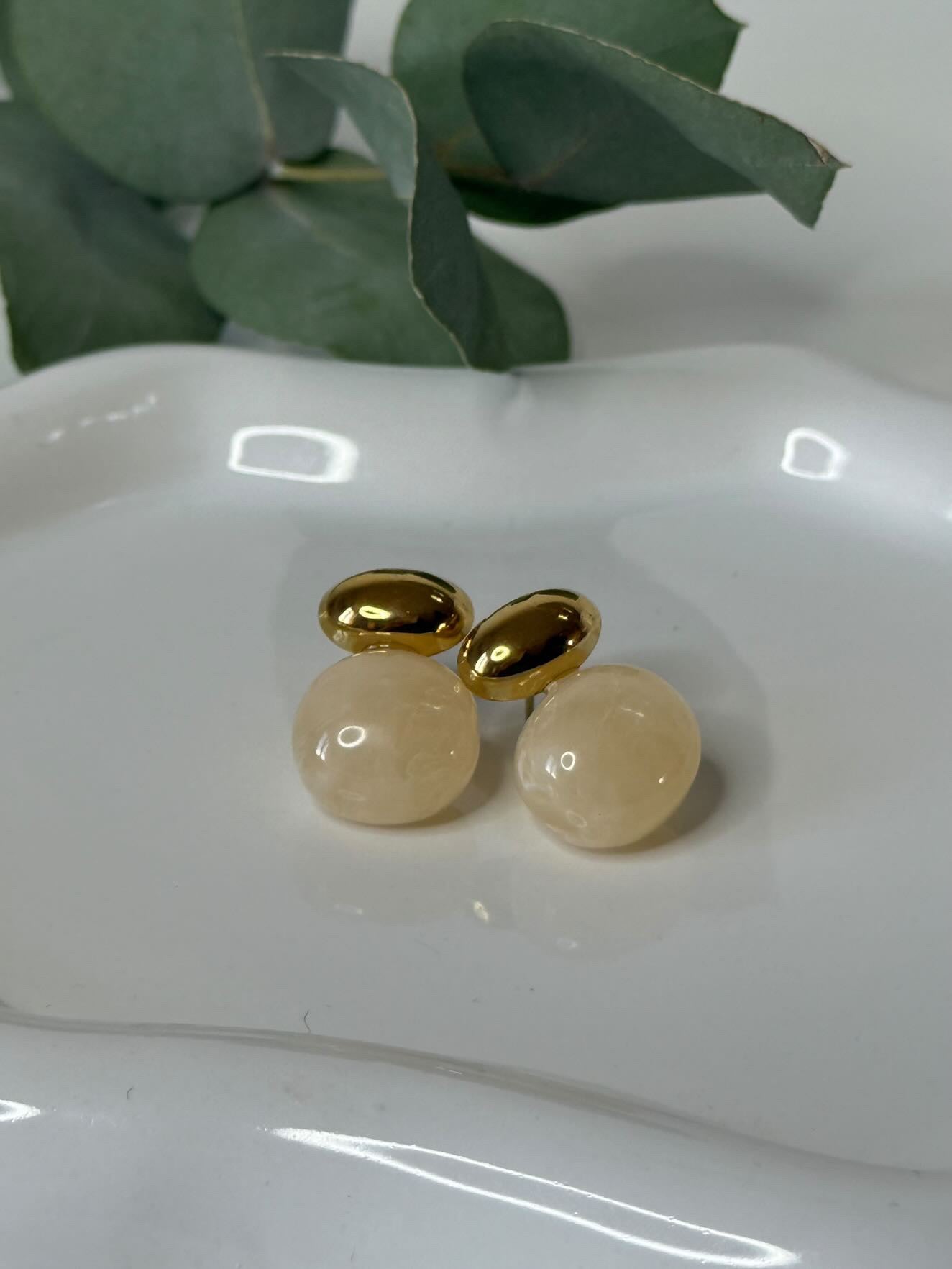 Boucles oreilles or avec boucles beige